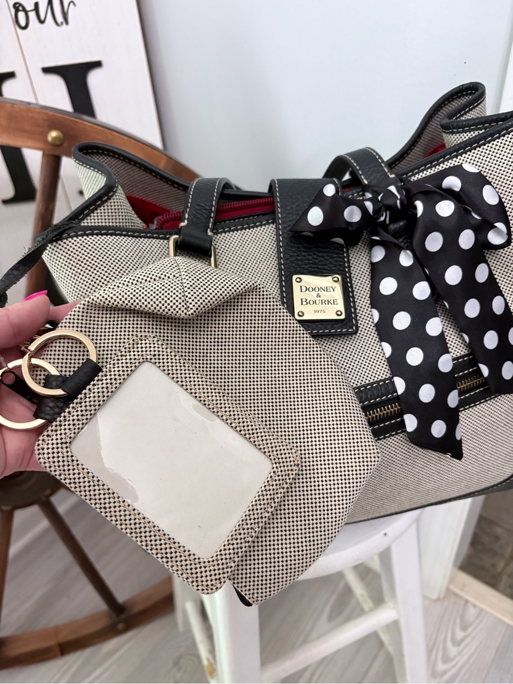 🖤 Dooney & Bourke Black and Cream Tan colored tote with coin bag & keyring 🖤 - Picture 4 of 11
